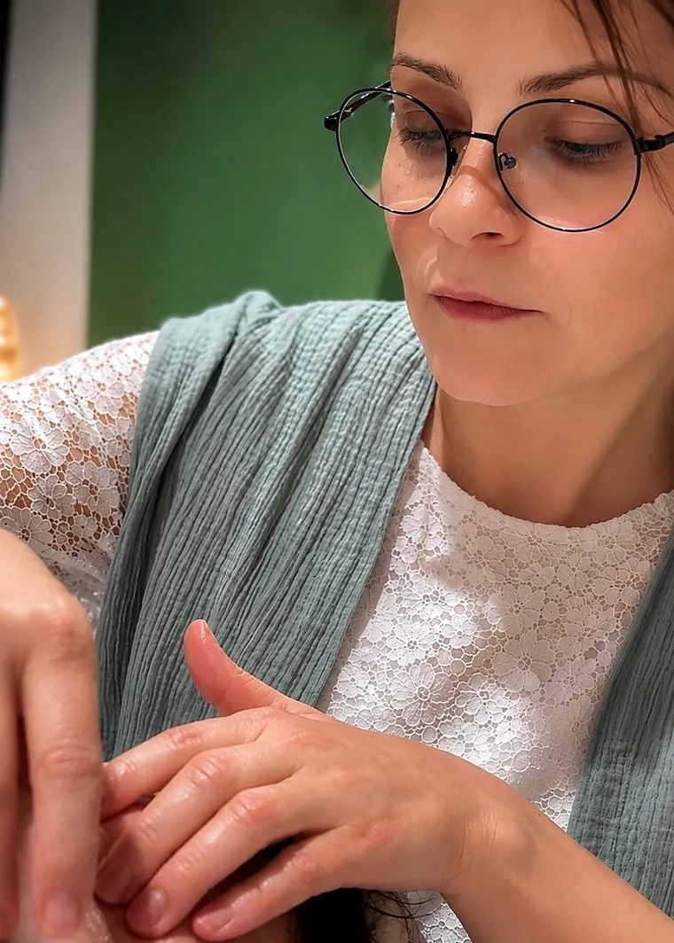 Massage facialiste : les mains de la praticienne sur le visage