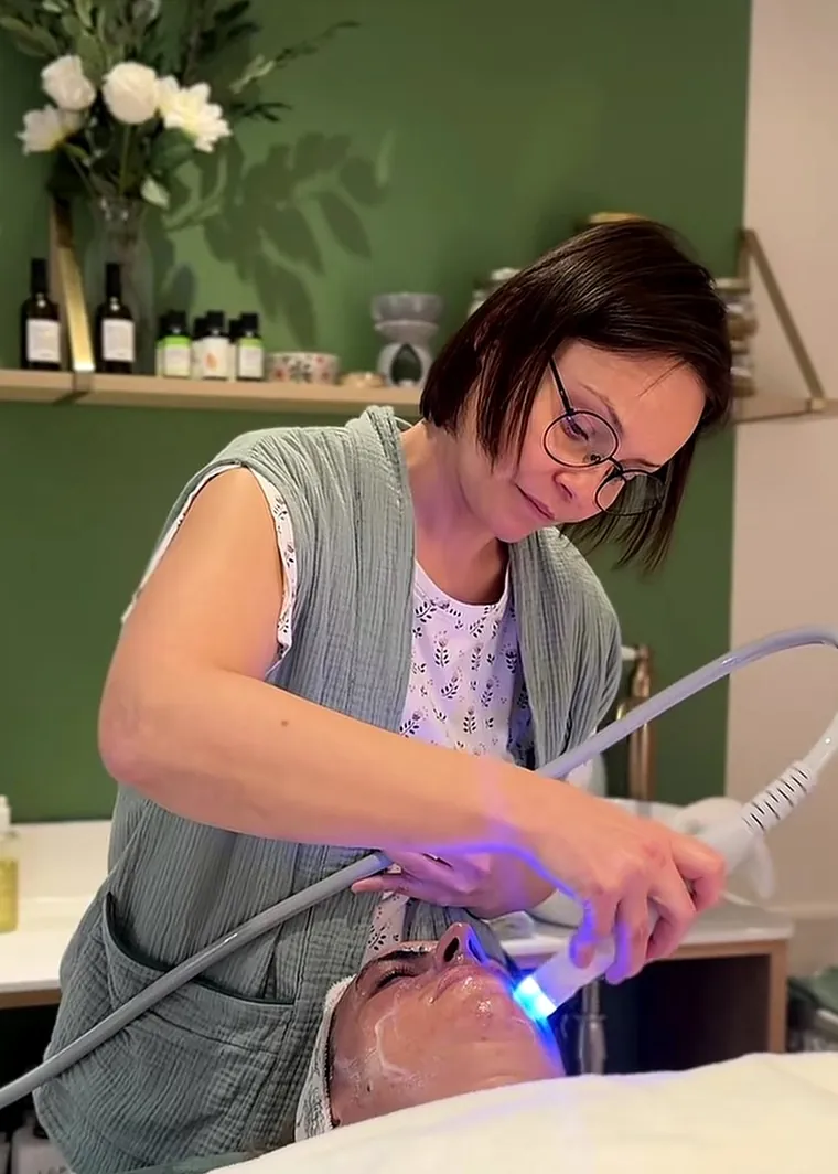 Soin du visage réalisé à l'institut avec un appareil de soin