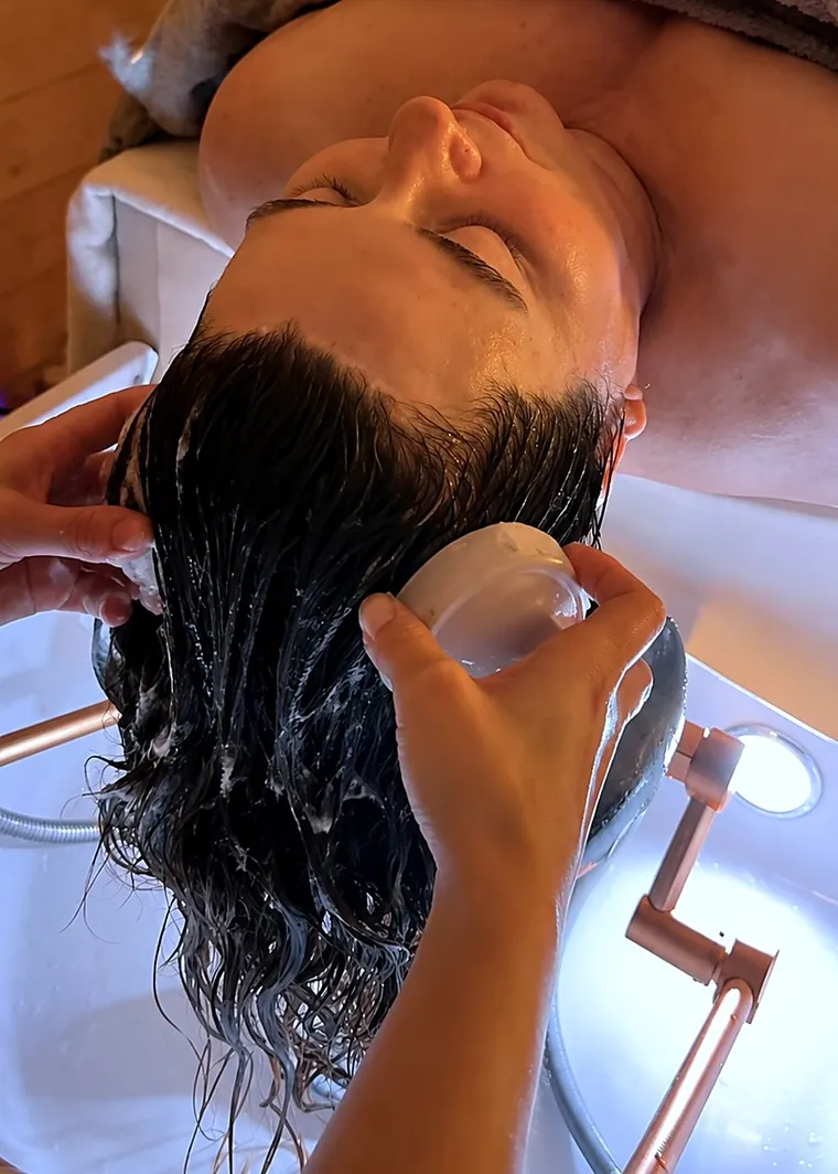 Spa du cheveu : soin du cuir chevelu au bac