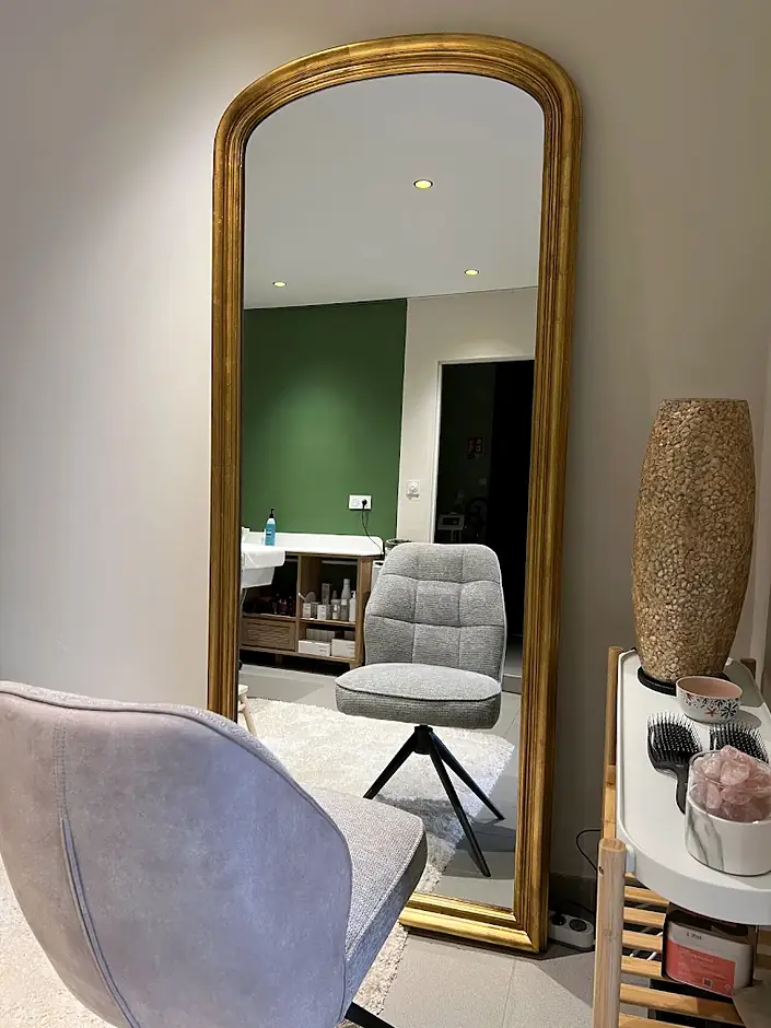 Le grand miroir doré et les fauteuils